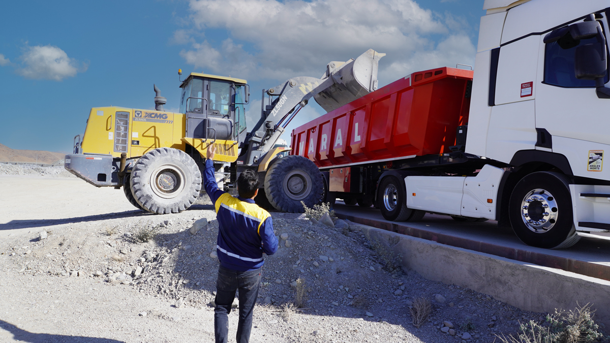 High-quality Iran chromite packed and ready for export by Romak Trading, ensuring reliable global delivery with competitive pricing.